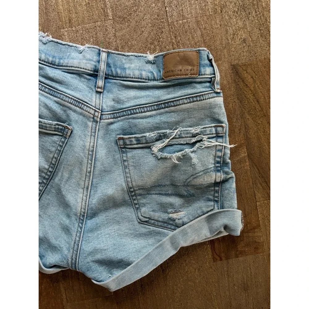 American Eagle Ladies Strigid Relaxed Short Distressed Jean Shorts Size 000